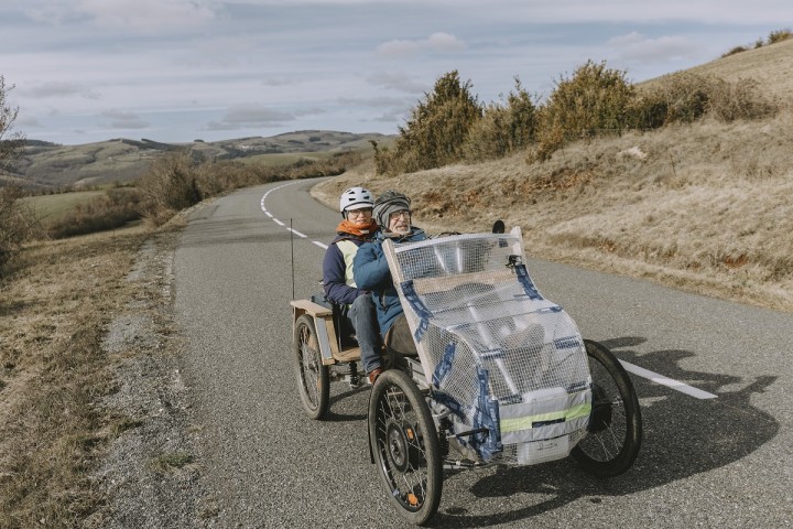 Michel et Hélène Jacquemin à bord d'un prototype de Véloto, le 19 février 2022 à Saint-Beauzély (Aveyron). - © Pierre Morel